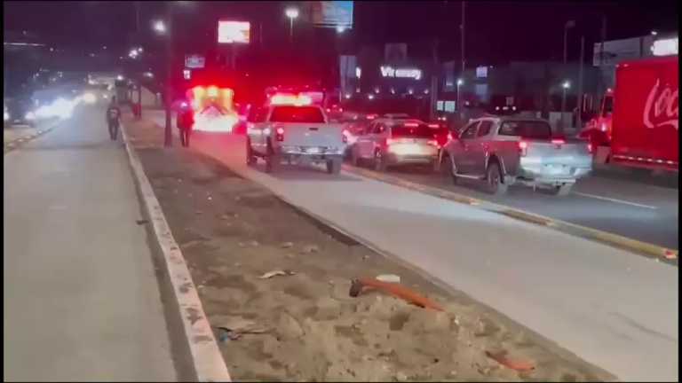 El percance ocurrió sobre la zona de vías cerca de la avenida 5 de febrero, donde de acuerdo con testigos, la joven intentó subir a uno de los vagones pero perdió el equilibrio y cayó, lo que provocó que las ruedas pasaran por una de sus piernas, la cual fue amputada.