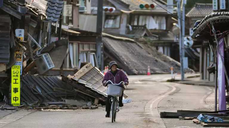 Autoridades informaron que aumentó a 48 el número de personas muertas tras el terremoto que sacudió el centro de Japón; además hay 14 personas heridas y se teme que haya más gente atrapada entre los escombros