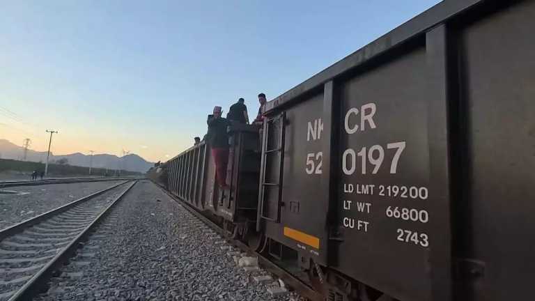 Una tragedia enlutó a una familia de origen venezolano que se encontraba de paso por Nuevo León, en su intento por llegar a Estados Unidos. Alrededor de las 6:00 resbalaron cuando trataban de subir a uno de los trenes, provocando su caída, en los patios de Ferromex. Lourdes Guadalupe Centeno de 25 años y Mario Alberto Portillo Martinez de 25 sufrieron lesiones tras su caída, pero al revisar a su bebé de cinco meses se percataron que no reaccionaba.