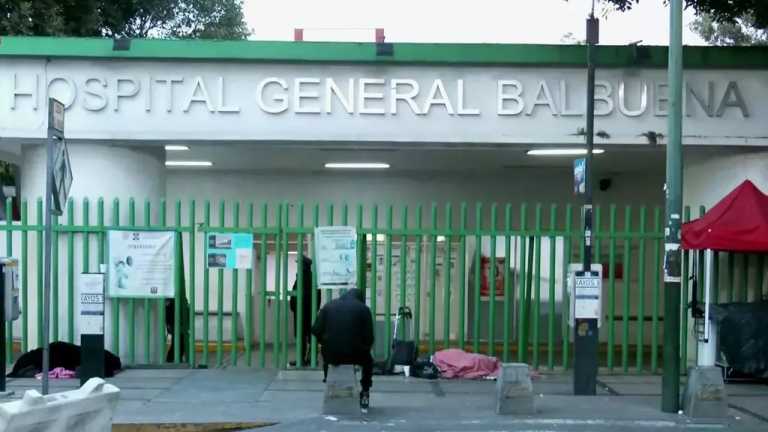 Un hombre de 49 años que recibió un disparo en la espalda durante el fuego cruzado entre extorsionadores y policías en una romería en Iztacalco, permanece hospitalizado en el Hospital General Balbuena, en la alcaldía Venustiano Carranza