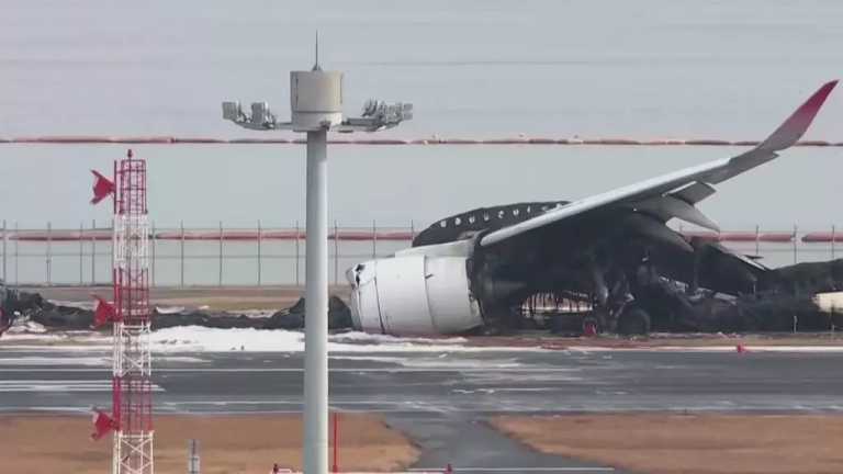 El avión de la Guardia Costera embestido ayer por un Airbus de Japan Airlines en el aeropuerto de Haneda, en Tokio, no tenía permiso para estar en la pista