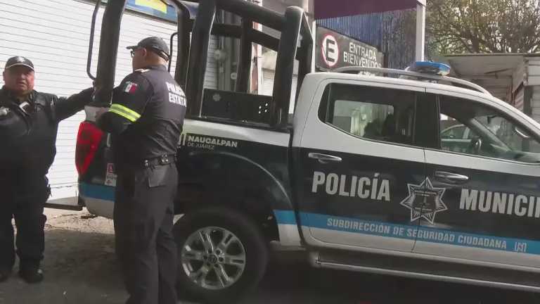 Localizan cuerpo sin vida de un hombre de unos 25 años en el municipio de Naucalpan, Estado de México; presenta diversos golpes. Se trataría de un presunto asalto. Autoridades investigan a través de cámaras de seguridad