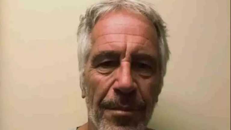 Los documentos judiciales en torno al caso del magnate financiero, pederasta y depredador Jeffrey Epstein, fueron desclasificados, por lo que investigan una red de trata