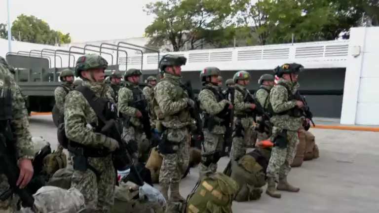 Personal de las Fuerzas Especiales del Ejército mexicano se prepara para salir vía aérea a Villahermosa, Tabasco; apoyarán en labores de seguridad debido a la ola de violencia; este grupo va por tiempo indefinido