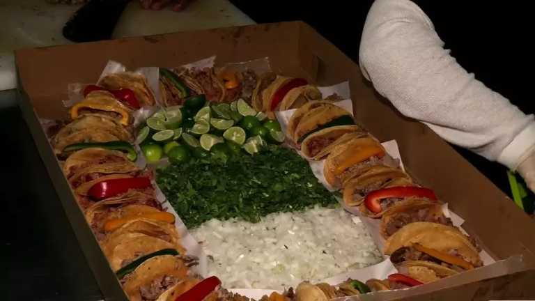 Los mexicanos no le decimos no a un taquito, por esa razón se creo una deliciosa Rosca de Tacos a propósito del Día de Reyes. Esta singular presentación, también lleva un muñequito y al que le toque, le tocan los tamales