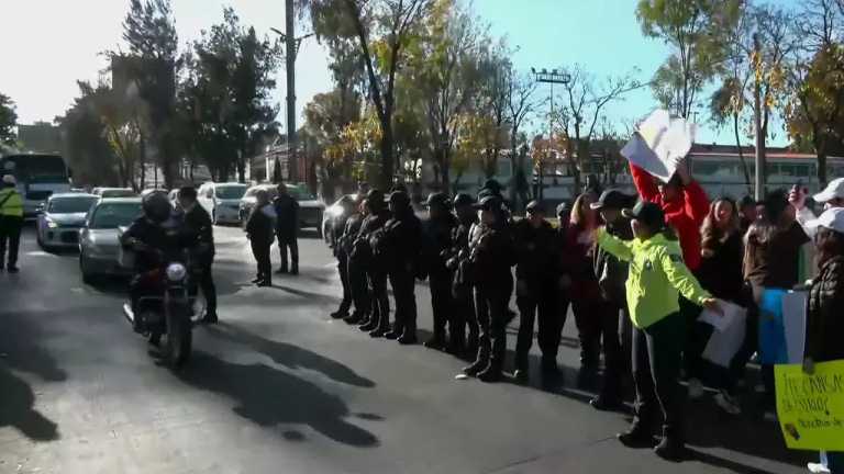 Padres de familia realizan un bloqueo en Lomas Verdes, en ambos sentidos, a la altura del Parque Naucalli, por el caso de Santi, un joven agredido sexualmente, luego de la liberación del agresor