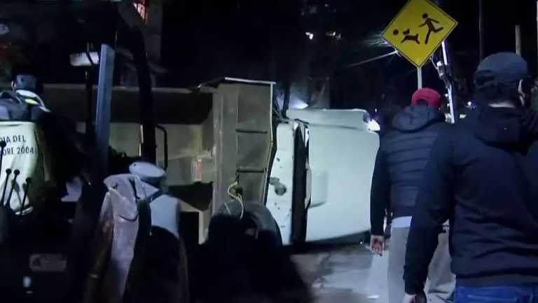 Habitantes de una casa en la colonia Lomas de San Bernabé, en la Ciudad de México, fueron sorprendidos luego de que un camión de carga se impactó contra la fachada de su vivienda