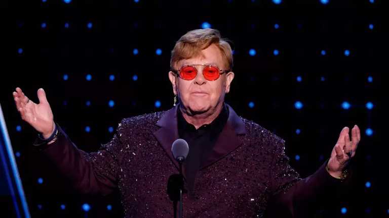 Elton John se convirtió en un Egot, al ganar un premio Emmy, aunque el cantante no estuvo presente en la entrega debido a una lesión en una rodilla