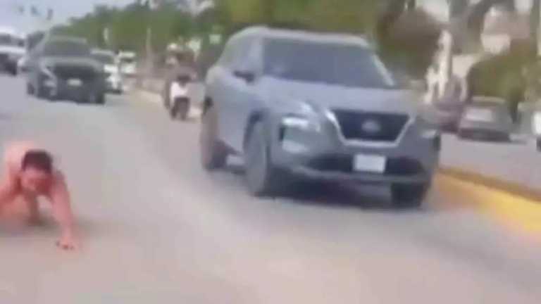 Un hombre en Tulum, Quintana Roo, fue captado en video gateando desnudo y en plena avenida; automovilistas hicieron las maniobras necesarias para esquivarlo