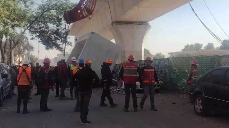 Esta tarde se reporta la caída de una estructura sobre una camioneta en las obras de construcción del Tren Interurbano en Minas de Arena y las Torres en la alcaldía Álvaro Obregón, CDMX