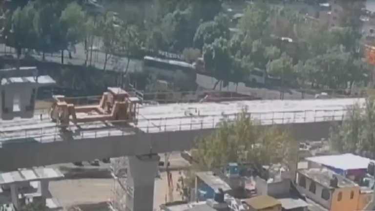 Fue captado el momento de la caída una estructura del Tren Interurbanos en la alcaldía Álvaro Obregón; no se reportan personas lesionadas