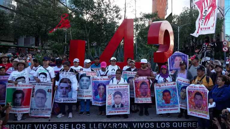 El presidente Andrés Manuel López Obrador dijo que es lamentable que el Poder Judicial no se ocupe de garantizar la justicia en beneficio de los padres de los 43 normalistas de Ayotzinapa desaparecidos