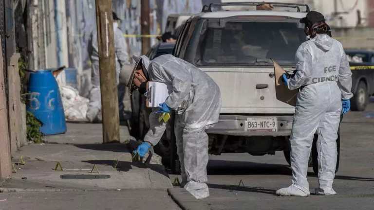 Durante el año 2023, en México, se registró en promedio el asesinato diario de al menos un policía, y Guanajuato se destaca como el estado más peligroso para los agentes, según informes