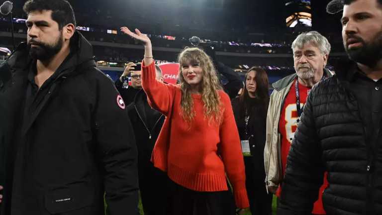 Al parecer, la cantante Taylor Swift sí podrá asistir al Super Bowl a apoyar a su novio Travis Kelce sin poner en riesgo su gira en Japón, ya que por el cambio de horario entre ambos países podría permitirle estar presente en ambos eventos