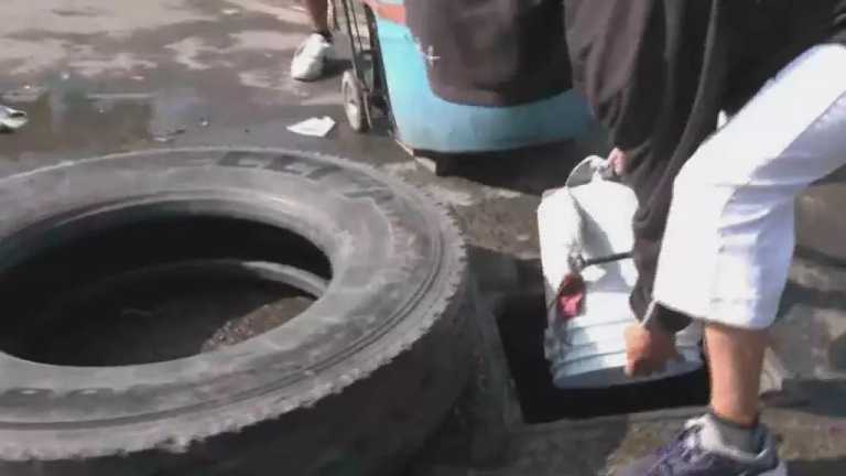 En Ecatepec, Estados de México, habitantes desesperados acuden a las fugas de agua para extraer el líquido y llevarlo a sus hogares