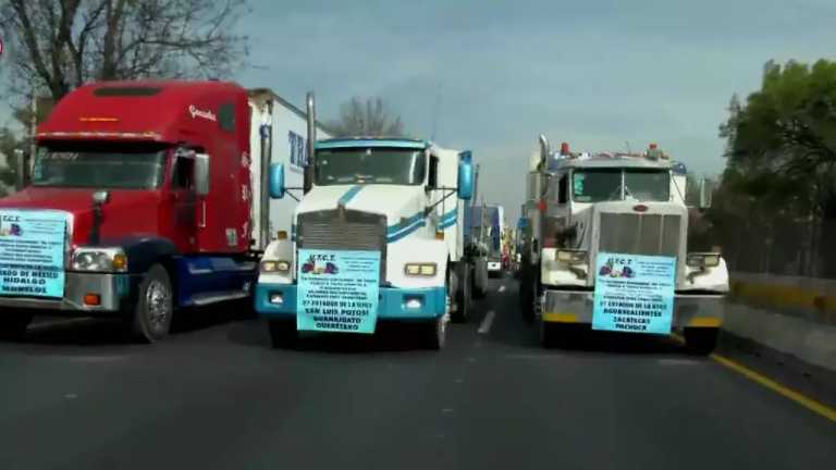 Transportistas avanzan de manera lenta por la México-Querétaro hacia la Ciudad de México, en la zona de Cuatitlán Izcalli, Estado de México. Los tres carriles centrales están ocupados