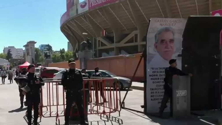 Elementos de las Secretaría de Seguridad Ciudadana resguardan la Plaza México ante el arribo de manifestantes que se oponen a las corridas de toros