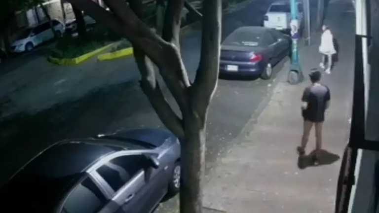 Cámaras de seguridad captaron el momento en que un sujeto baja de un auto, se desnuda y acosa a una mujer en calles de la alcaldía Miguel Hidalgo, CDMX