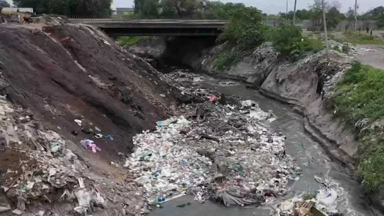 Madres buscadoras han encontrado más de 500 restos humanos en canales de aguas negras en Ecatepec, en el Estado de México