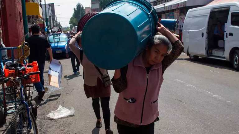 La escasez de agua también tiene un impacto de género en los hogares donde no hay suministro y las mujeres realizan la mayor parte de las labores