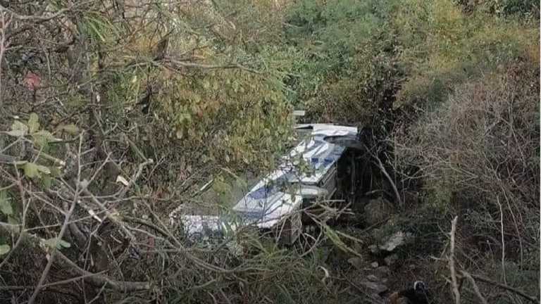 La unidad de transporte volcó hasta el fondo de la barranca en el municipio de Tepexi de Rodríguez en Puebla. Elementos de emergencia acudieron a la zona.