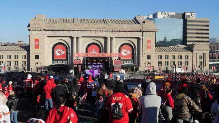 Miles de fanáticos de los Chiefs abarrotan las calles de Kansas City, en Misuri, Estados Unidos, para celebrar su segundo triunfo consecutivo en el Super Bowl