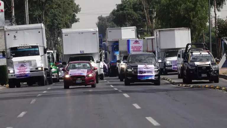 Rafael Ortiz, presidente de AMOTAC, habla para FORO sobre el hartazgo por la inseguridad en las carreteras del país. Dijo que se reunieron con Tonatiuh Ramírez, subsecretario de Gobernación y que no les dio respuesta a sus demandas. Hoy se mandó un documento petitorio y se espera una respuesta. El bloqueo continuará