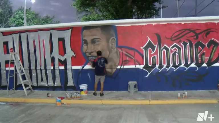 En el campo deportivo donde inició su pasión por el fútbol, fue plasmada la cara y nombre de Diego “El Puma” Chávez, luego de fallecer en un accidente automovilístico el pasado miércoles 14 de febrero.