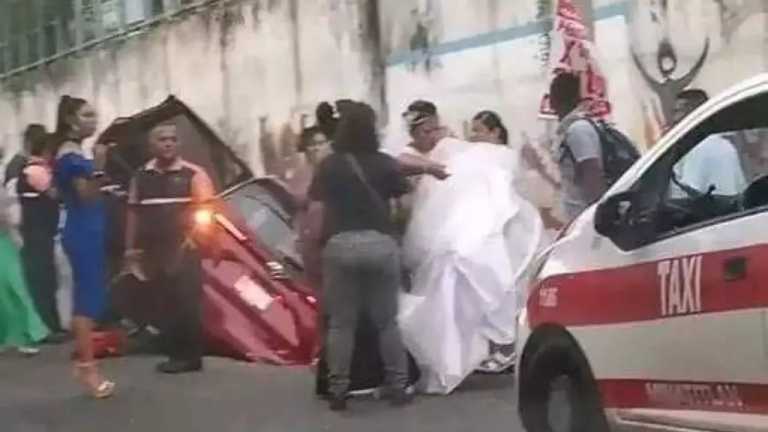 Una novia sufrió un accidente cuando iba camino a su boda en Cosoleacaque, al sur de Veracruz. El conductor perdió el control de la unidad y terminaron en un canal de aguas negras.