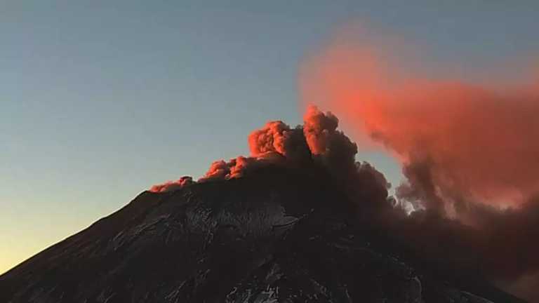 El volcán Popocatépetl luce hoy 21 de febrero de 2024 con actividad tras lanzar una enorme fumarola la tarde del martes que alcanzó una altura de dos mil metros sobre el nivel del cráter