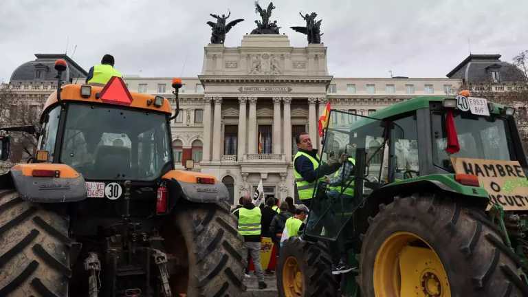 Este miércoles se registra una nueva jornada de protestas de agricultores y ganaderos en la Puerta de Alcalá, en Madrid, España, con al menos 500 tractores; exigen mejoras al sector