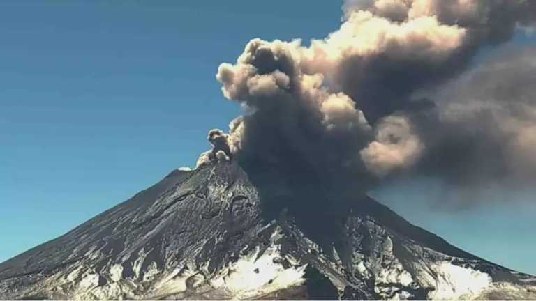 Estas son imágenes en vivo del volcán Popocatépetl que en estos momentos presenta una enorme fumarola de casi 2 kilómetros; autoridades piden estar atentos a los avisos; se pide evitar la zona