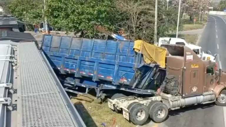 Un camión de carga fue impactado por el tren, en las vías que atraviesan la carretera Veracruz-Xalapa, a la altura de Tejería.