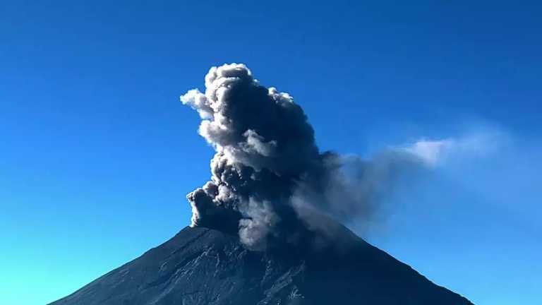 El volcán Popocatépetl emitió una nueva fumarola este martes 27 de febrero de 2024, la alerta volcánica continua en amarillo fase 2