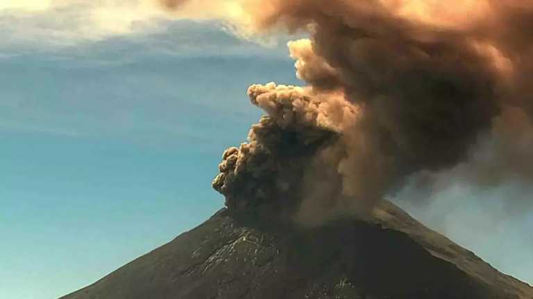 El volcán Popocatépetl registra emisiones constantes de vapor de agua, gases y ceniza, se reporta la caída de ceniza en la comunidad de San Pedro Nexapa, en Amecameca, estado de México