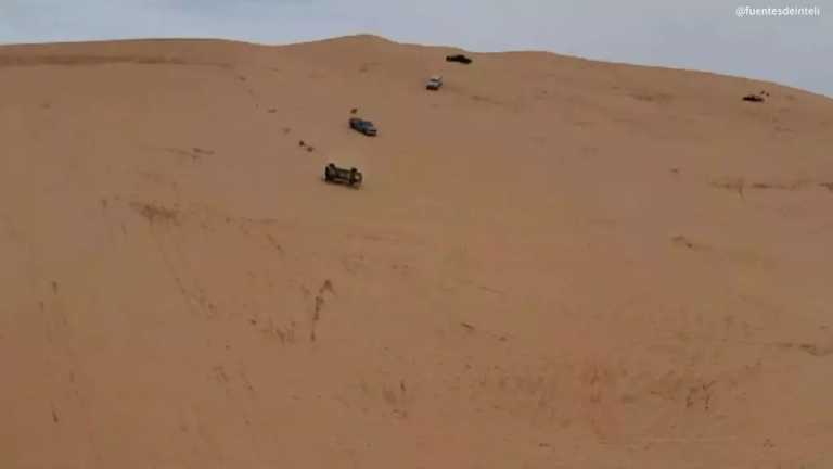 Mediante redes sociales quedó evidencia del accidente donde dos hombres murieron al volcarse en su vehículo en las dunas del desierto de Altar.