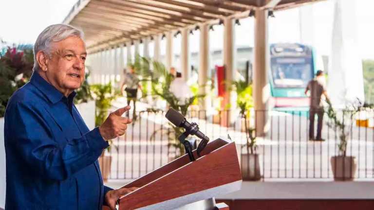 En Quintana Roo, tras la conferencia de la mañana, el presidente López Obrador, realiza un recorrido en el Tren Maya, de Cancún a Playa del Carmen; a partir de mañana la gente podrá utilizar este servicio