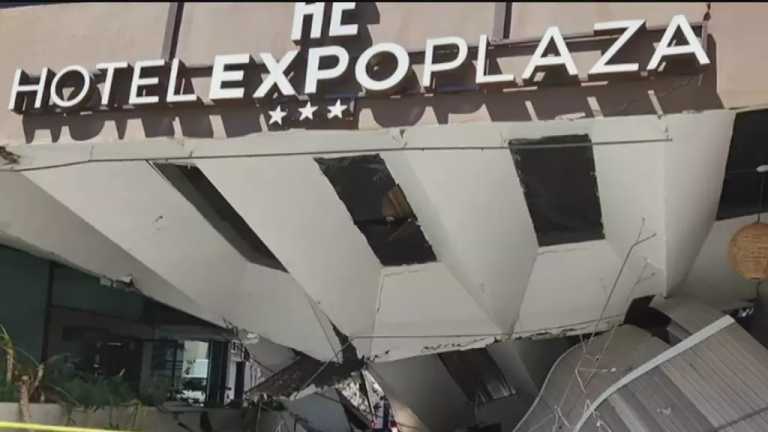 La tarde de este jueves se reporta el derrumbe del hotel Expo Plaza en la Zona Metropolitana de Guadalajara, Jalisca; en la zona hay intensa movilización. Una camioneta quedó atrapada. No hay personas lesionadas