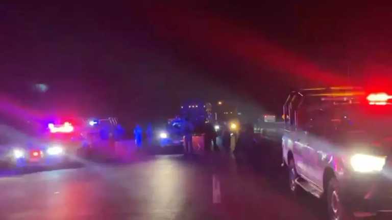 Un joven motociclista de 23 años de edad, murió al instante de ser atropellado por un tráiler full tipo pipa al que intentó rebasar sobre la autopista 150D Orizaba-Córdoba.