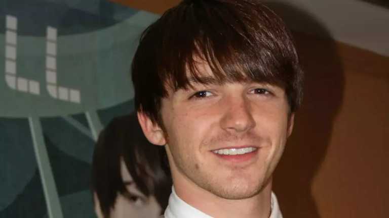 El cantante Drake Bell compartió que a los 15 años de edad fue abusado sexualmente por Brian Peck, su exentrenador de diálogo, con quien trabajaba en la famosa serie ‘Drake & Josh’