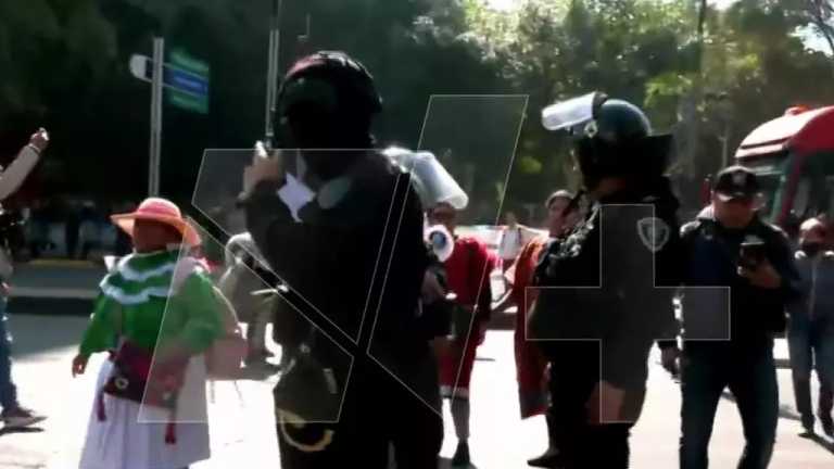 Manifestantes triquis golpearon a un hombre en aparente situación de calle que intentó quitarles sus pancartas; policías de la CDMX intentan replegarlos