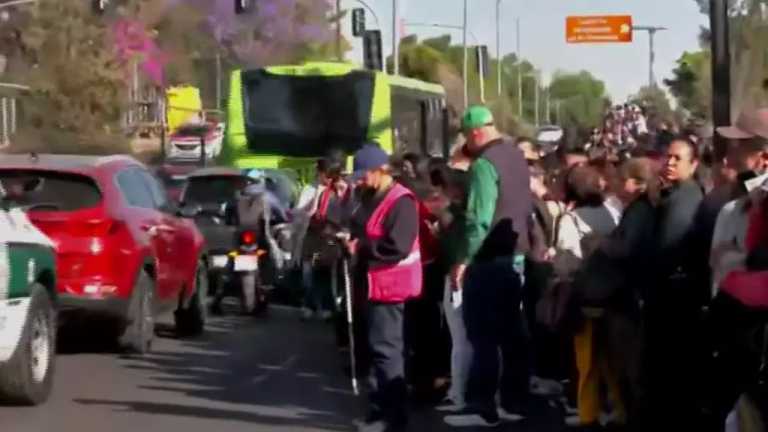 Andrés Lajous, secretario de Movilidad de la CDMX, habla sobre la situación en la Línea 7 del Metro, donde se suspendió el servicio. Aseguró que el personal trabaja para que sea reactivada; ofreció información de los servicios alternos