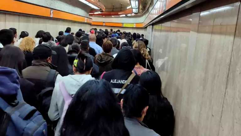 Guillermo Calderón, director general del Metro de la CDMX, detalla cual fue el problema en la Línea 7 por el que miles de usuarios fueron desalojados; señala que al hacer cambio de vía, el tren fue golpeado por otro; ya se investigan estos hechos