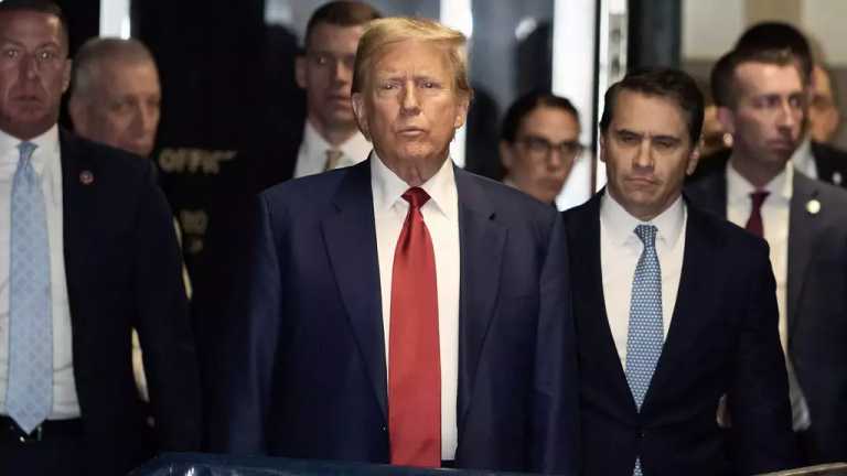 Donald Trump y su comitiva de abogados abandonaron el tribunal de apelaciones de Nueva York, luego de que el juez determinó que el juicio por pagos irregulares a la actriz Stormy Daniels, comenzará el 15 de abril, con la selección del jurado