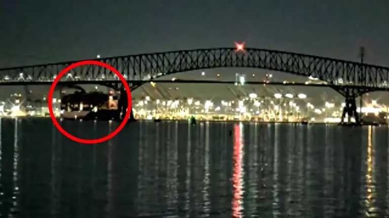 Un barco chocó contra un puente en Baltimore, Maryland; la estructura de más de dos kilómetros colapsó después de que el portacontenedores se impactó contra uno de sus pilares centrales