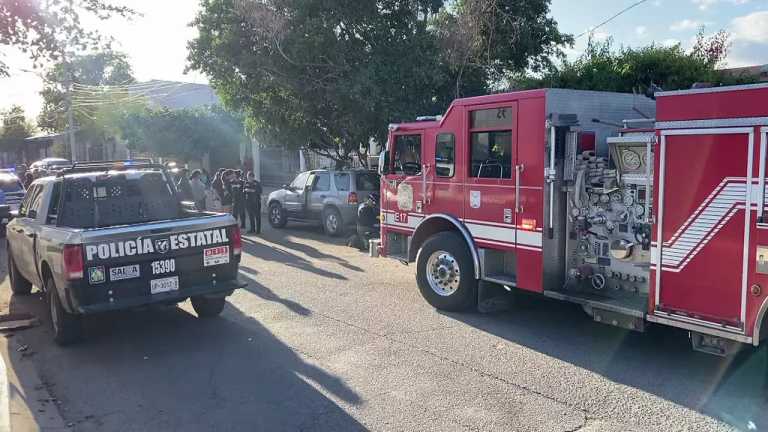 Un hombre presentó lesiones de gravedad al caerle un vehículo encima cuando lo reparaba, en hechos sucedidos en la colonia El Apache.