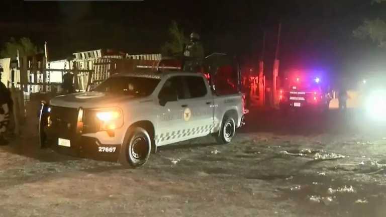 Vecinos de la colonia Kilómetro 29 de ciudad Juárez, quedaron impactados al descubrir que unos perros estaban devorando el cadáver de un hombre, el cual había sido previamente prendido en fuego.