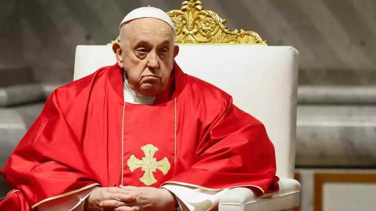 En la basílica de San Pedro, en el Vaticano, el papa Francisco encabeza la celebración de la Pasión de Cristo; el pontífice llegó en silla de ruedas