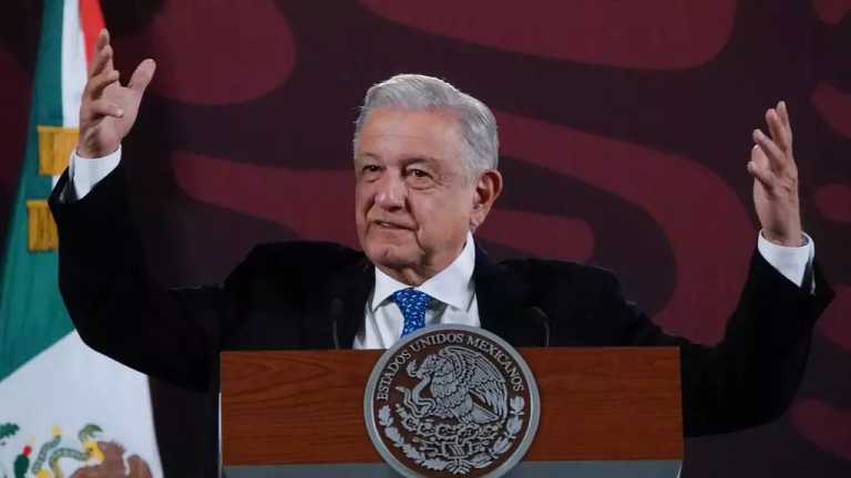 El presidente Andrés Manuel López Obrador habló del caso Camila, señaló que fue lamentable y que se analiza si la FGR interviene en las indagatorias, agregó que este asunto compete a las autoridades locales