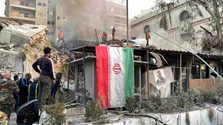 El ejército de Israel destruyó un edificio ubicado junto a la embajada Iraní, en la ciudad de Damasco; fue reportada la muerte de al menos dos personas, entre ellas un alto cargo militar iraní